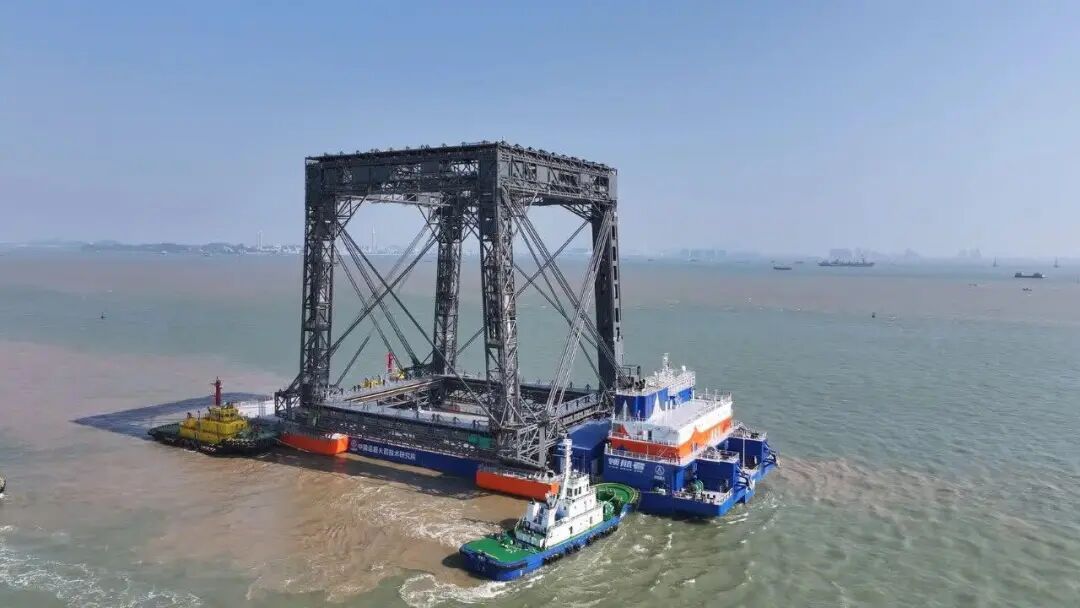 海上网系回收平台与拖船编队在海上作业